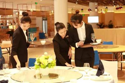 你與酒店精英之間，只差一個(gè)三亞中瑞酒店管理職業(yè)學(xué)院